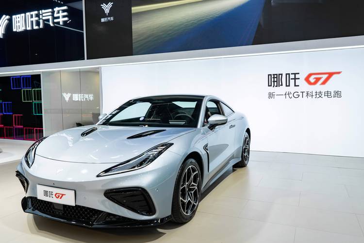 广州4哪吒汽车在智能汽车领域的表现，领途汽车在新能源汽车市场中的影响力